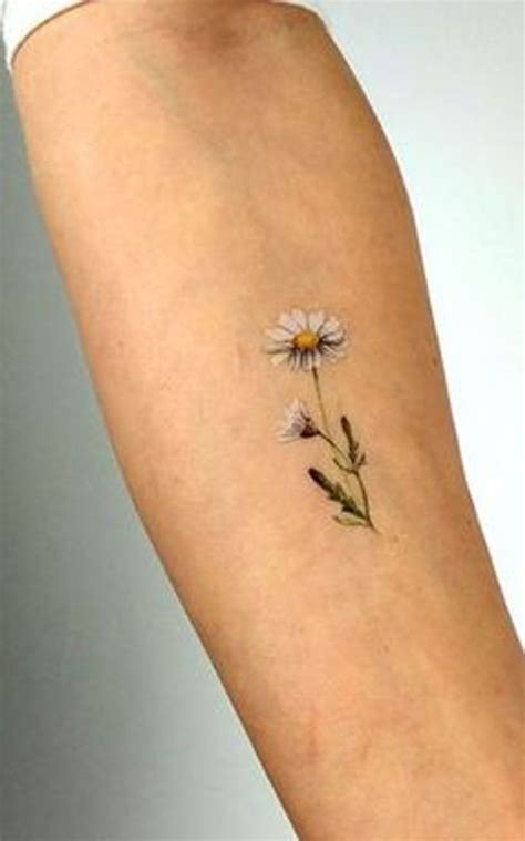 tatuaggio piccolo fiore|Tatuaggi con fiori: significati e idee per realizzarne uno